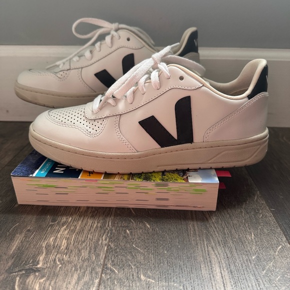 Veja T2 White and Black Sneakers - Picture 2 of 10